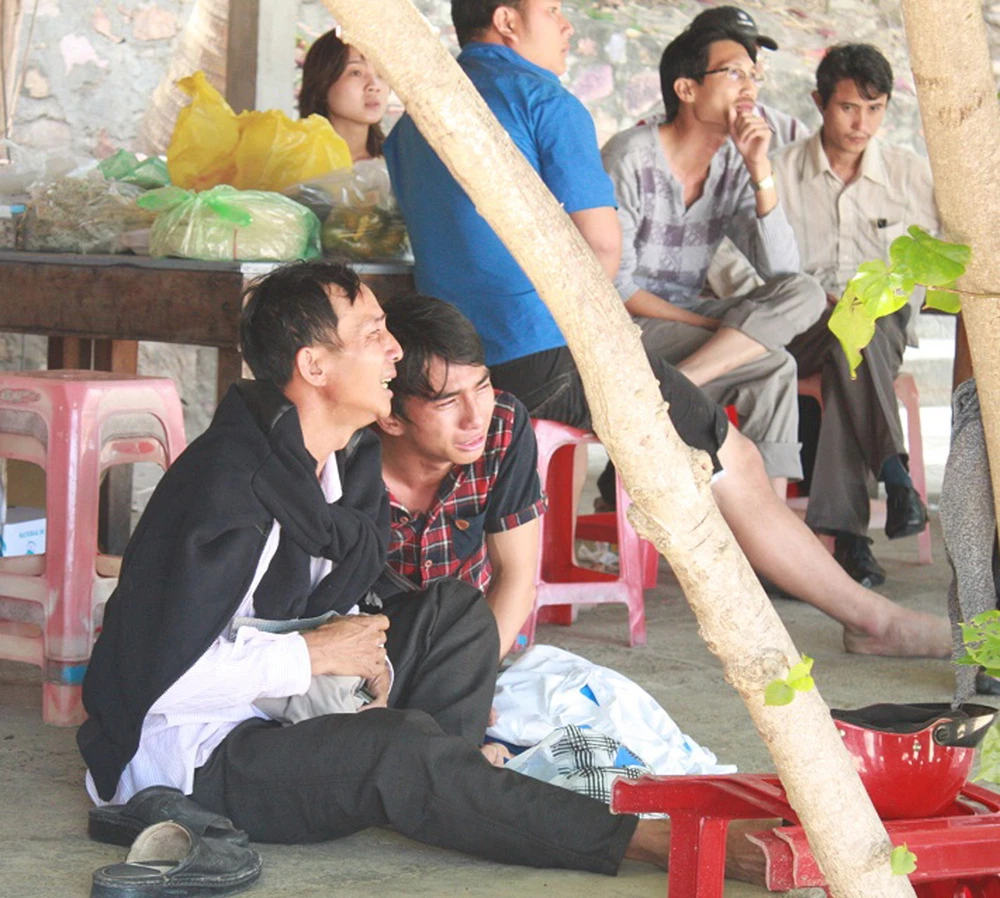 Kinh hoàng: Tắm biển, ba cán bộ Sở Công Thương Bình Định chết đuối ảnh 1